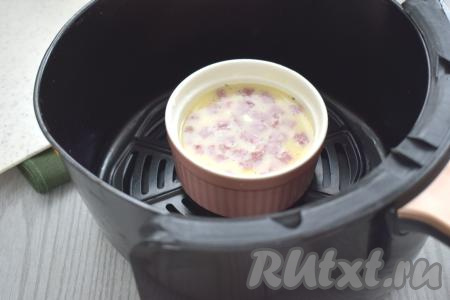 Формочку устанавливаем в чашу аэрогриля. Отправляем чашу в аэрогриль. Включаем аэрогриль на 175 градусов, время устанавливаем на 10-15 минут. Через 10 минут проверяем готовность омлета с колбасой, его поверхность должна быть в меру плотной, не жидкой. У меня мощность аэрогриля - 1400 Ватт, я готовила 12 минут. ​