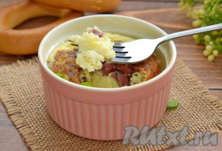 ​​Достаём формочку с омлетом с колбасой из чаши аэрогриля и сразу подаём к столу. Омлет получился нежным, в меру плотным, его можно подать к столу и на завтрак, и в качестве быстрого перекуса в течение дня.