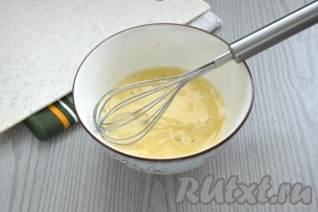Взбиваем яйца с молоком венчиком до получения однородной смеси. Долго взбивать не нужно, как только омлетная масса станет однородной, значит больше взбивать не нужно.