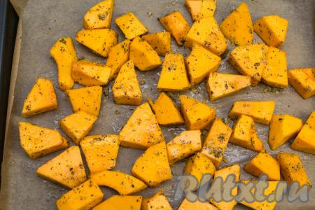 Противень застелить пергаментом (или фольгой), затем выложить кусочки тыквы в один слой.