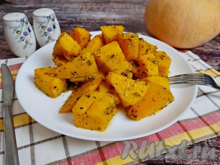 Нежную тыкву с ароматом базилика и чеснока можно подавать в качестве гарнира к мясу или в качестве основного блюда в дни Поста. Запекается тыква в духовке и просто, и достаточно быстро, а получается настолько вкусной, что её с удовольствием едят даже те, кто не особо любит блюда из этого овоща.