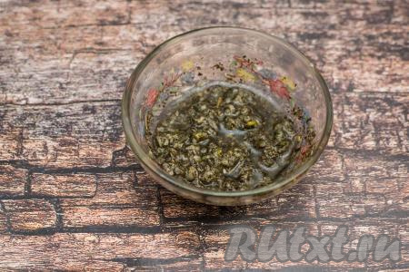 К чесноку и базилику добавить растительное масло, перемешать до однородности.