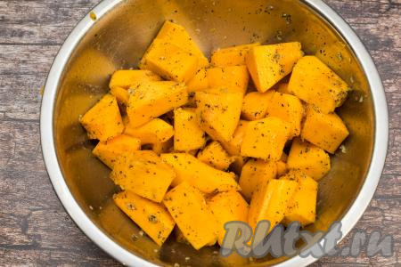 В миску с тыквой выложить смесь из растительного масла, базилика и чеснока. Хорошо перемешать, покрывая кусочки тыквы пряной смесью со всех сторон.