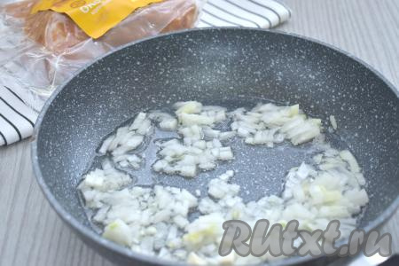 Пока в кастрюле варятся картофель с капустой, займёмся обжариванием овощей. Для этого очищаем морковь, свеклу и лук. Разогреваем на сковороде растительное масло, выкладываем мелко нарезанную луковицу и обжариваем её до прозрачности (минуты 3) на среднем огне, иногда помешивая.