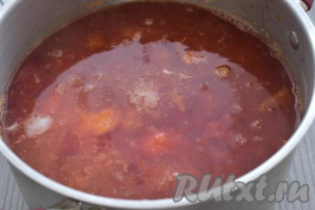 После того как капуста с картофелем проварятся 20 минут (овощи станут достаточно мягкими), добавляем в кастрюлю со сковороды свеклу, тушёную с морковью и луком, и нарезанное копчёное мясо курицы. Перемешиваем борщ, даём закипеть, подсаливаем по вкусу, доводим до кипения, уменьшаем огонь, варим 5 минут.