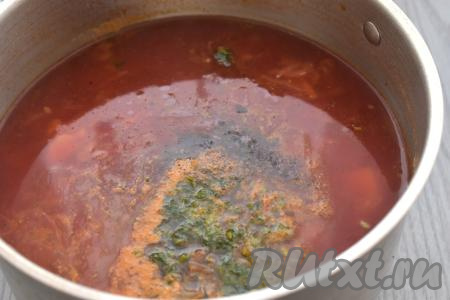 Затем перчим, добавляем мелко нарезанную свежую (или замороженную) зелень, перемешиваем, доводим до кипения, провариваем 1 минуту и убираем с огня. Даём борщу с копчёной курицей настояться под крышкой 10 минут.