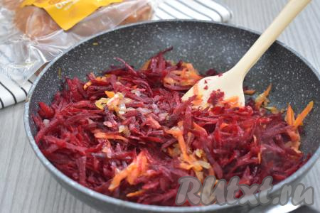 К обжаренным овощам выкладываем свеклу, натёртую на крупной тёрке, перемешиваем. Обжариваем овощи, иногда перемешивая, 5 минут. При необходимости можно добавить в сковороду ещё немного растительного масла.
