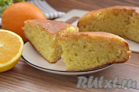 Даём выпечке немного остыть в форме, затем перекладываем её на решётку, оставляем остывать. Остывший апельсиновый пирог, приготовленный на кефире, нарезаем на части и подаём вкусную, ароматную, в меру плотную выпечку к столу.&nbsp;