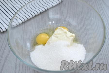 Сливочное масло должно быть комнатной температуры, поэтому его заранее нужно достать из холодильника. В&nbsp;отдельной ёмкости смешиваем кефир любой жирности и соду, перемешиваем и оставляем на время, пока будем заниматься другими ингредиентами. В глубокую миску выкладываем сливочное масло комнатной температуры, добавляем сахар и сырые яйца.