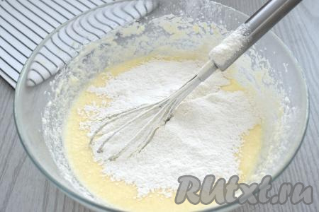 В получившуюся смесь просеиваем 100 грамм муки, добавляем разрыхлитель, перемешиваем венчиком. Тесто для этого пирога замешивается на кефире, для того чтобы погасить кислотность кефира и при этом пирог получился воздушным, в тесто добавляется и разрыхлитель, и сода.