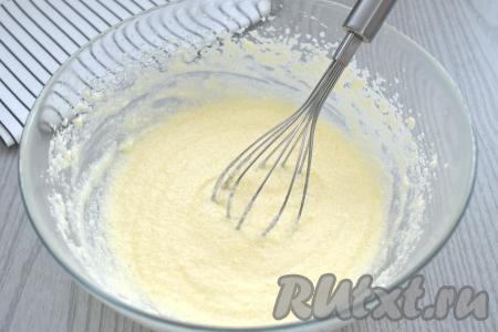 Масло с яйцами и сахаром взбиваем венчиком до получения однородной, нежной масляно-яичной смеси.