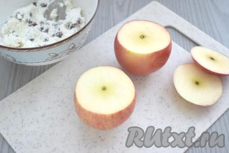 Яблоки моем. Срезаем у яблок "верхушки" со стороны плодоножки, как на фото.