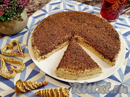 Готовый торт из вафельных коржей нарезать на кусочки и подать к столу. Десерт получается нежнейшим, хорошо пропитанным, крем придаёт ему приятную творожную нотку. Приготовьте этот тортик и он станет замечательным дополнением и к чаю, и к кофе!