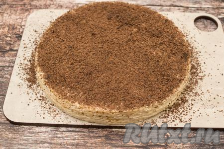 По истечении времени достать торт из холодильника и присыпать его сверху шоколадом, натёртым на мелкой тёрке. Шоколад желательно заранее положить в холодильник, чтобы он был холодным, тогда он натирается легко.