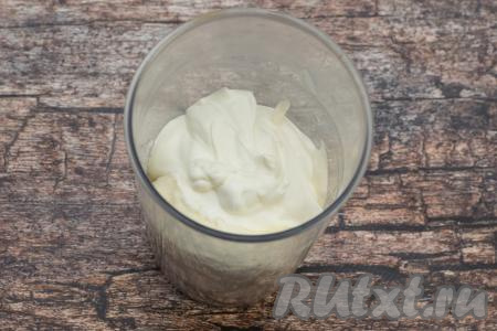 В чашу для взбивания погружным блендером (или в глубокую миску) выложить творог, сахар и сметану.
