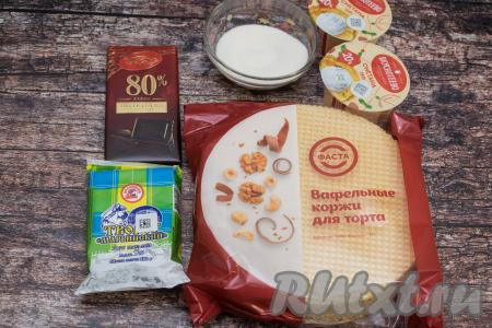 Подготовить продукты для приготовления торта с творожным кремом из готовых вафельных коржей. Сметану и творог можно взять любой жирности, я использовала сметану жирностью 20% и творог жирностью 5%.