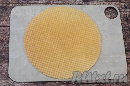 Упаковку готовых вафельных коржей вскрыть и осмотреть. Если есть повреждённые коржи, тогда отложить их пока в сторону. Неповреждённый вафельный корж выложить на плоскую поверхность (я использовала доску для нарезки).