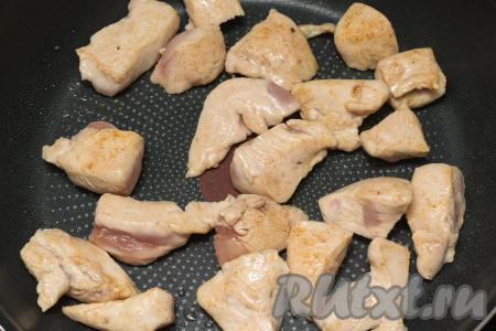 Обжарить куриное мясо на достаточно сильном огне с двух сторон до румяности (примерно по 2-3 минуты с каждой стороны). Мясо курицы должно покрыться румяной корочкой сверху, но внутри оно ещё будет сыровато, оно дойдёт до готовности в дальнейшем вместе с бататом.