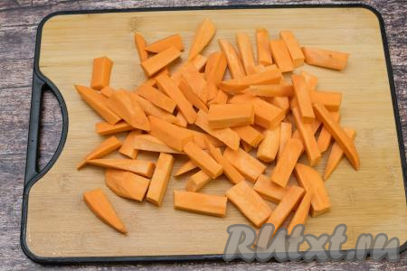 Нарезать батат на примерно одинаковые брусочки.