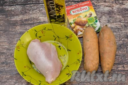 Подготовить продукты для приготовления батата с курицей на сковороде. Я взяла филе куриной грудки, можно взять филе бедра. Куриное мясо вымыть, обсушить.