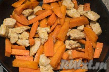 Затем влить в сковороду 2-3 столовых ложки воды, накрыть сковороду крышкой и протушить батат с курицей 5 минут на минимальном огне. За это время я один раз перемешала содержимое сковороды. Готовность блюда проверяйте по батату. Проткните ножом несколько&nbsp; кусочков, если нож входит в батат легко, значит можно выключать огонь и подавать блюдо к столу.