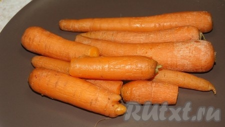 Морковь отварить и очистить.
