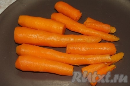 Морковь отварить и очистить.