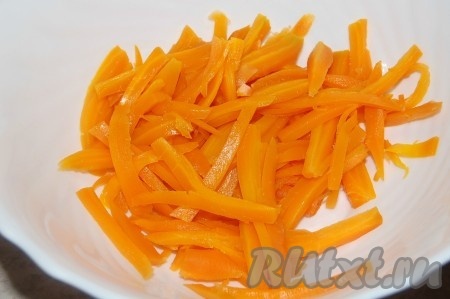 Очищенную морковь нарезать соломкой и сложить в миску.