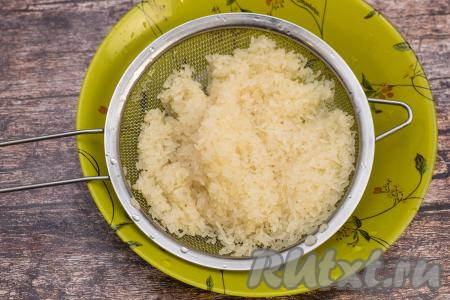 Рис выложить в сито, тщательно промыть под проточной водой. В процессе промывания с поверхности риса уходит крахмал, благодаря этому готовый рис получится более рассыпчатым - а именно это нам и нужно. Дать стечь воде с промытого риса.