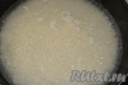 Влить в сковороду 400 миллилитров кипящей воды, посолить, довести до кипения. Накрыть сковороду крышкой, уменьшить огонь. Воду и рис я отмеряю в этом рецепте одним и тем же стаканом объёмом 200 миллилитров, соответственно беру 1 стакан риса и 2 стакана воды. 