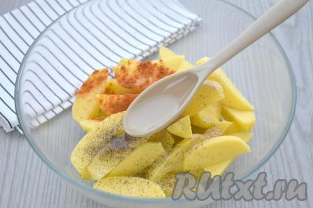 Сразу же вливаем растительное масло.