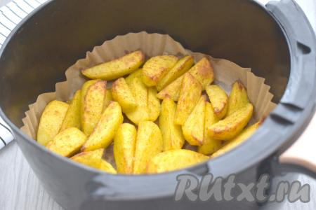 Включаем аэрогриль на 180 градусов, время устанавливаем на 40 минут (у меня аэрогриль мощностью 1400 Ватт). Через 20 минут с начала запекания картошку перемешиваем.