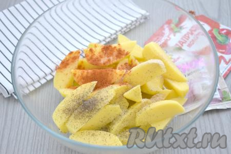 По вкусу солим картошку, добавляем специи (я всыпала паприку и чёрный молотый перец).