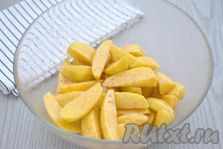 Хорошо перемешиваем картофель, равномерно покрывая его маслом и специями со всех сторон. Именно благодаря маслу картошка приобретёт золотистый оттенок во время запекания в аэрогриле.