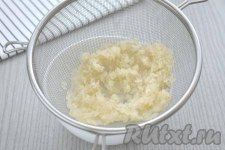 Рис всыпаем в сито, промываем под проточной водой, лишней воде даём стечь. В кастрюлю с закипевшей водой выкладываем рис с картошкой, солим, перемешиваем, доводим ещё раз до кипения, уменьшаем огонь. Варим картофель с рисом 15 минут.&nbsp;