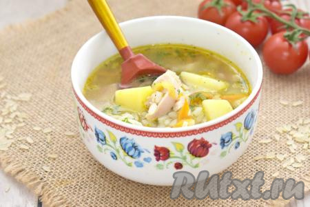 Ароматный, сытный, аппетитный суп, сваренный с копчёной курицей и рисом, разливаем по тарелкам и сразу подаём к столу.