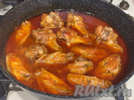 Довести соус до кипения, убавить огонь до минимума и, накрыв сковороду крышкой, тушить куриные крылья 20 минут. Готовое блюдо убрать с огня.