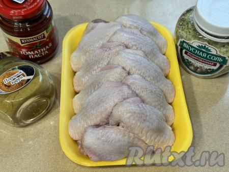Подготовить продукты для приготовления куриных крылышек в томатном соусе на сковороде.&nbsp;