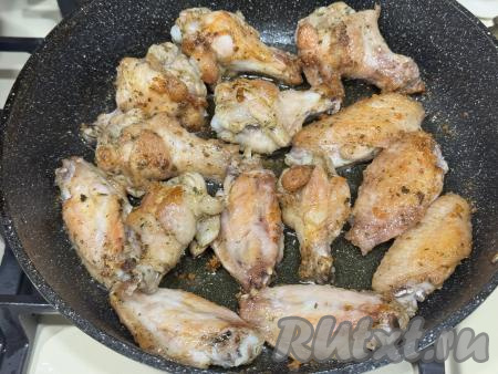Обжарить крылья на достаточно сильном огне с двух сторон до золотистого цвета.&nbsp;