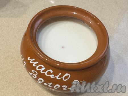 На плите довести до кипения молоко. В горшочек с пшеном влить горячее молоко.