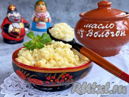 В меру густую пшённую кашу, приготовленную в аэрогриле, разложить из горшочка по тарелкам и в горячем виде подать к столу. Эта каша получается очень вкусной, будто она томилась в печи.