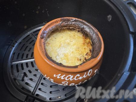 По прошествии 15 минут перемешать кашу в горшочке.