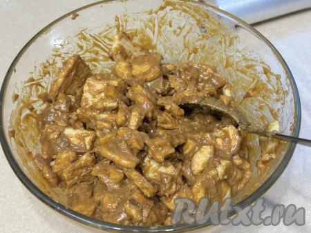 Вмешать кусочки печенья в крем с помощью столовой ложки (или лопатки). Все кусочки печенья должны быть полностью покрыты кремом.