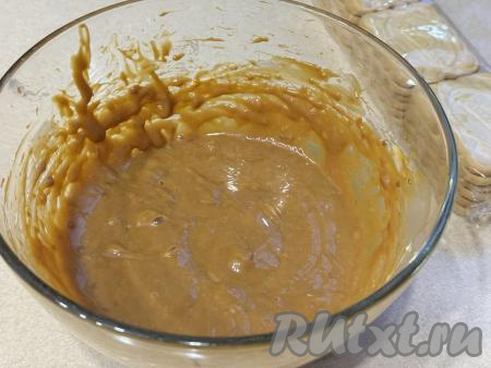 Перемешать масло со сгущёнкой с помощью миксера (или венчика) до однородного состояния.