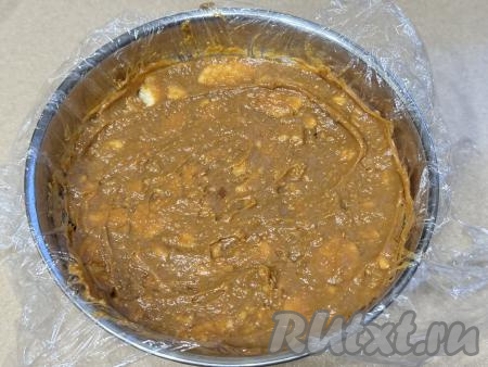 Любую достаточно глубокую миску застелить пищевой плёнкой так, чтобы края плёнки свисали с краёв миски. В застеленную миску выложить получившуюся массу. Слегка утрамбовать массу сверху, а затем накрыть сверху краями плёнки. Убрать торт из печенья, сгущёнки и масла в холодильник на ночь. Есть второй способ формирования этого торта: на плоской тарелке можно сформировать горку в виде муравейника, накрыть её сверху пищевой плёнкой и отправить пропитываться в холодильник. Мне вариант формирования торта в миске нравится больше, так как готовый торт имеет законченную форму.