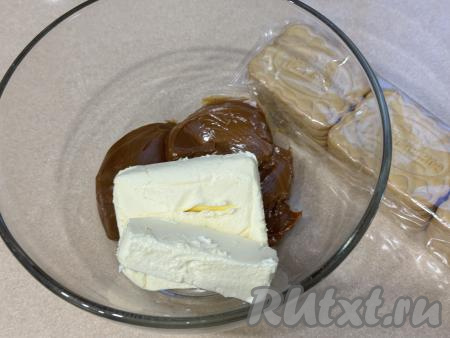 Для приготовления крема нужно в глубокой миске соединить мягкое сливочное масло и варёную сгущёнку.