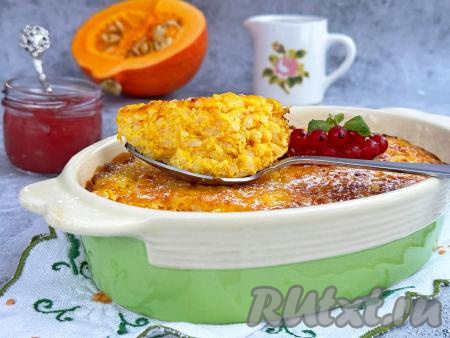Вкусную, нежную, аппетитную запеканку, приготовленную&nbsp;с рисом и тыквой в духовке, к столу можно подать и тёплой, и полностью остывшей. Перед подачей можно выпечку слегка&nbsp;присыпать сахарной пудрой.