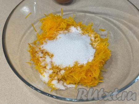 Рис тщательно промыть водой, лишней воде дать стечь. В кастрюлю влить воду и молоко, всыпать промытый рис, перемешать, поставить на достаточно сильный огонь. После закипания молока и воды перемешать, варить рис на небольшом огне 20 минут (до готовности риса). Пока варится рисовая каша, можно 180 грамм тыквы, очищенной от кожуры и волокон с семечками, натереть на мелкой тёрке в глубокую миску, всыпать сахар и ванильный сахар, перемешать.&nbsp;