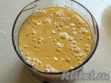 Прогревшуюся желатиновую массу добавить в пюре из хурмы, ещё раз пробить до однородности в измельчителе (или в блендере).