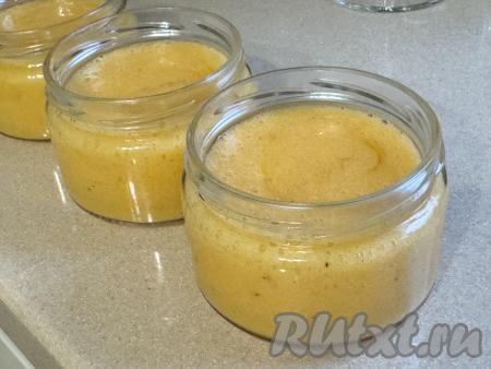 Разлить массу по баночкам или креманкам и поставить десерт из хурмы и желатина в холодильник до полного застывания (я ставлю на ночь).